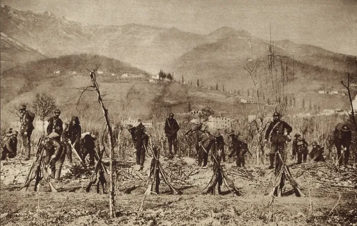 Framed Print : World War 1 in the Italian and Austria Alps. British troops digging trenches in the mountain regions of the Italian - Austrian front