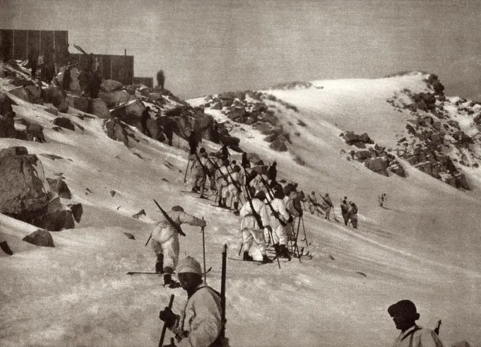 Framed Print : World War 1 in the Italian and Austria Alps. Italian troops skiing in single file, in white uniforms so they will blend in with the snow Framed Print : World War 1 in the Italian and Austria Alps. Italian troops skiing in single file, in white uniforms so they will blend in with the snow