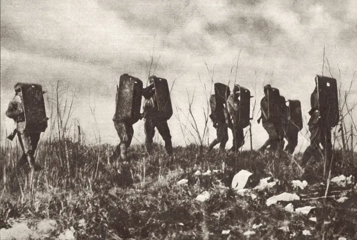 Framed Print : World War 1 in the Italian and Austria Alps. Italian soldiers wearing old fashioned head and body armor as they move against Austrian machine gun fire. Ca. 1915-18 Framed Print : World War 1 in the Italian and Austria Alps. Italian soldiers wearing old fashioned head and body armor as they move against Austrian machine gun fire. Ca. 1915-18