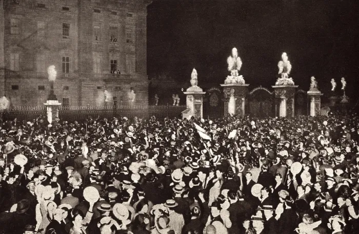 Framed Print : World War 1. London crowds cheering the Royal Family on the Buckingham Palace balcony on the day Britain declared war on Germany and Austria-Hungary. August 4, 1914 Framed Print : World War 1. London crowds cheering the Royal Family on the Buckingham Palace balcony on the day Britain declared war on Germany and Austria-Hungary. August 4, 1914