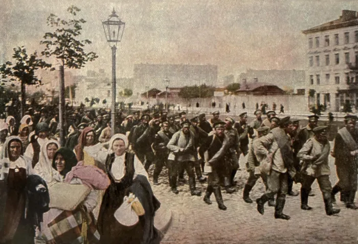 Framed Print : World War 1. The main body of the Russian Army withdraws from Warsaw embarking on its Great Retreat'. May 1915 Framed Print : World War 1. The main body of the Russian Army withdraws from Warsaw embarking on its Great Retreat'. May 1915