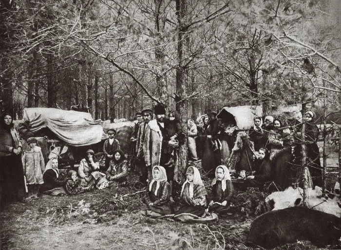 Framed Print : World War 1. Polish refugees families camping in the woods after fleeing the invading Germans. Ca. 1915 Framed Print : World War 1. Polish refugees families camping in the woods after fleeing the invading Germans. Ca. 1915