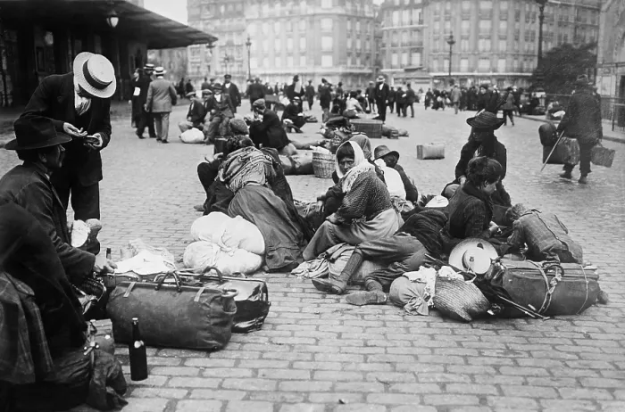 Framed Print : World War 1. Refugees at Gare de Lyon in Paris. Ca. 1914-15