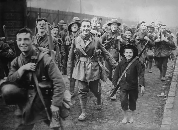 Framed Print : World War 1. Smiling British soldiers enter Lille, France. Photo was possibly taken in Oct. 1918, when British Forces liberated the town after four years of German Occupation