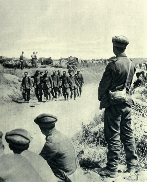 Framed Print : World War 1. Somme Offensive. German prisoners taken during the opening of the Battle of the Somme marched to the rear during the battle as British soldiers watch Framed Print : World War 1. Somme Offensive. German prisoners taken during the opening of the Battle of the Somme marched to the rear during the battle as British soldiers watch