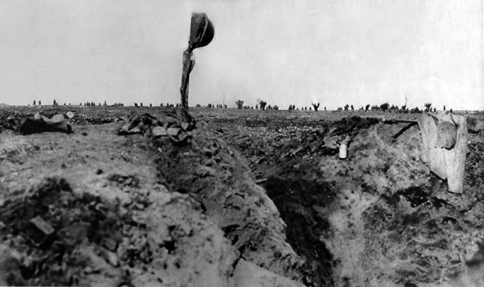 Framed Print : World War 1. Somme Offensive. British Infantry advancing against the Germans in July 1916. The soldiers are in the background, topping the crest of the French Somme front