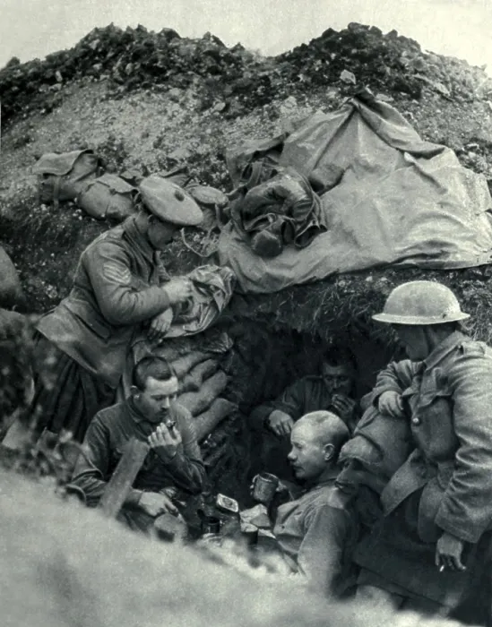 Framed Print : World War 1. Somme Offensive. British soldiers eating their rations in a trench