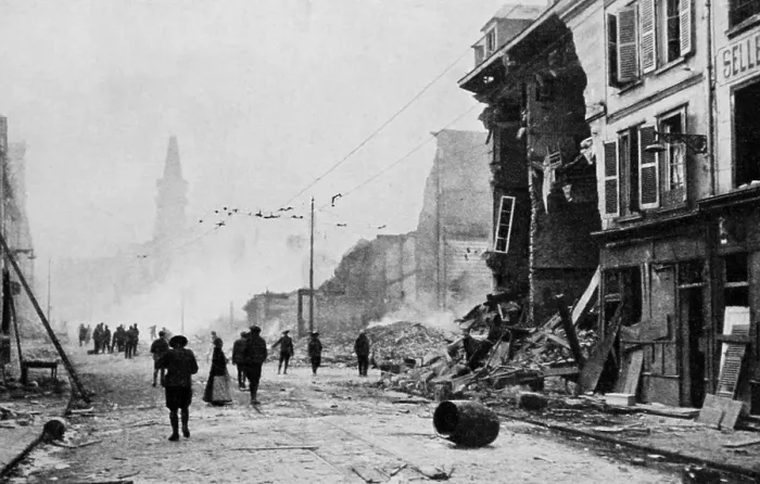 Framed Print : World War 1. A street in Amiens during the German Spring Offensive of 1918, Operation Michael