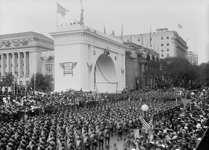 Framed Print : World War 1 victory parade passing a Triumphal Arch, in New York City, Sept. 10, 1919