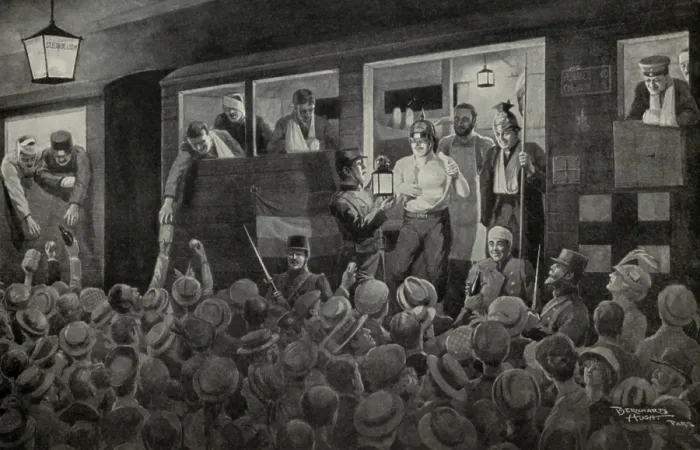 Framed Print : World War 1. Wounded soldiers being welcomed by a crowd on the railway platform in France Framed Print : World War 1. Wounded soldiers being welcomed by a crowd on the railway platform in France
