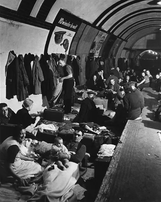 Framed Print : World War 2, Battle of Britain. Civilians in a London underground railroad tube converted into a West End bomb shelter in the during the Blitz. Ca. 1940-41. (BSLOC_2013_11_96) Framed Print : World War 2, Battle of Britain. Civilians in a London underground railroad tube converted into a West End bomb shelter in the during the Blitz. Ca. 1940-41. (BSLOC_2013_11_96)