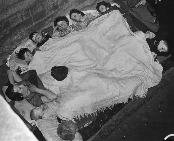 Framed Print : World War 2, Battle of Britain. A woman and eight children share a blanket in a southeast London subway station bomb shell during the Blitz. Ca. 1940-41. (BSLOC_2013_11_97)