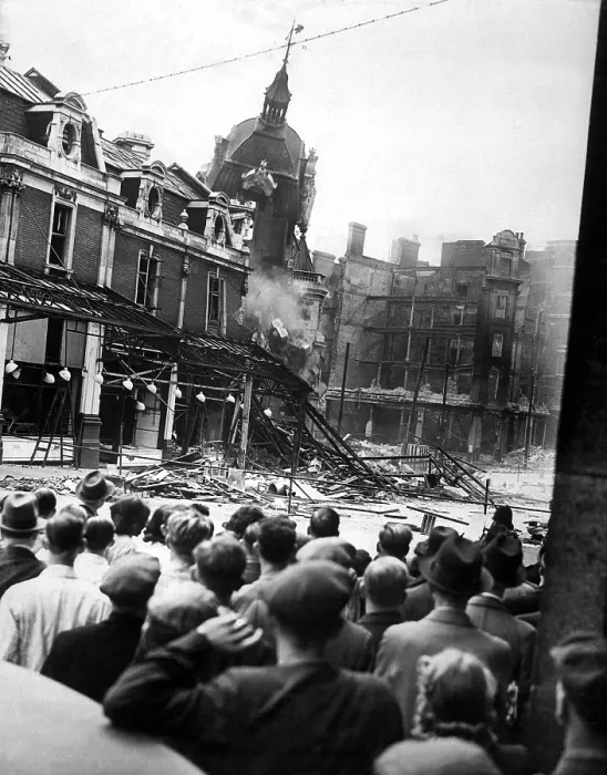 Framed Print : World War 2, Battle of Britain. Londoners watch the demolition of historic Smithfield Market's tower during the Blitz. April 1941. (BSLOC_2013_11_89) Framed Print : World War 2, Battle of Britain. Londoners watch the demolition of historic Smithfield Market's tower during the Blitz. April 1941. (BSLOC_2013_11_89)