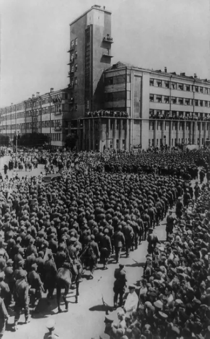 Framed Print : World War 2 German prisoners paraded through Moscow in 1944