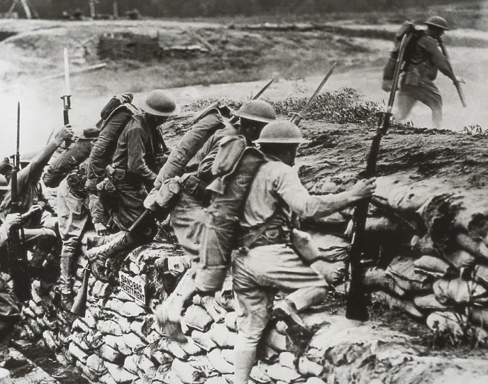 Framed Print : World War I. English soldiers offensive outside the trenchs. AISA / Everett Collection**US SALES ONLY**