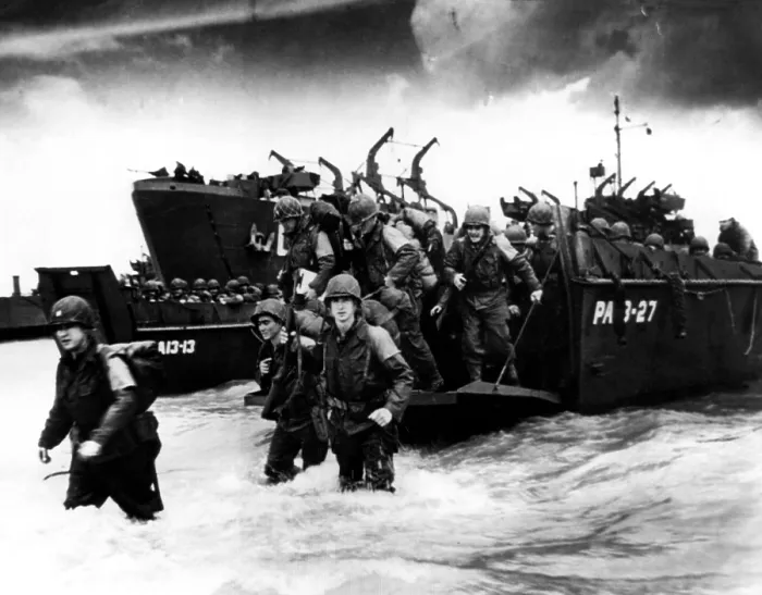 Framed Print : World War II: American soldiers landing in Normandy, France, 1944.. Courtesy: CSU Archives  /  Everett Collection