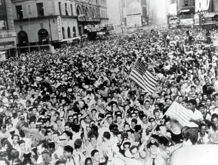 Framed Print : WORLD WAR II, crowd in Times Square after Japanese surrender, 1945. Courtesy: CSU Archives  /  Everett Collection
