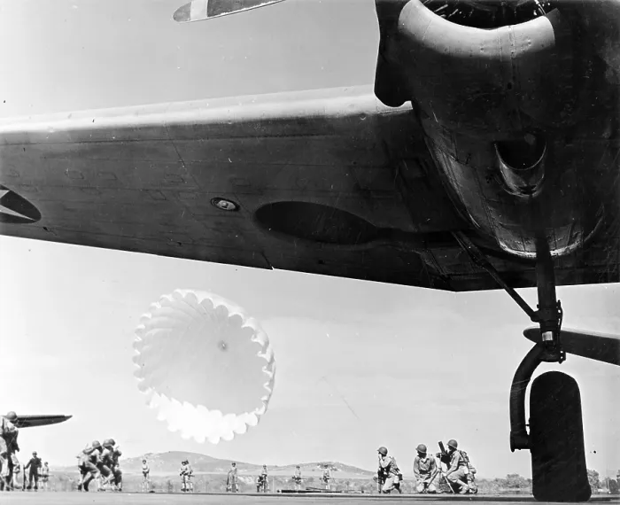 Framed Print : World War II, U.S. paratroopers in action, circa 1940-1946 Framed Print : World War II, U.S. paratroopers in action, circa 1940-1946