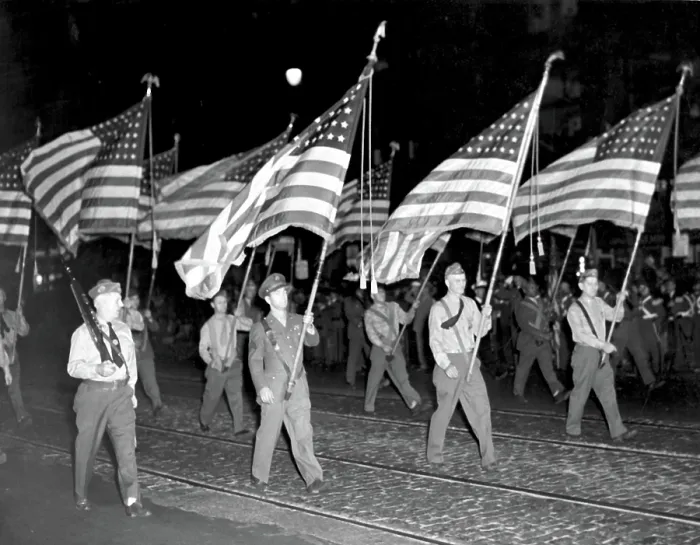 Framed Print : WORLD WAR II, WW1 and WW2 veterans and soldiers march in the Victory parade, Sept. 1945. Courtesy: CSU Archives  /  Everett Collection