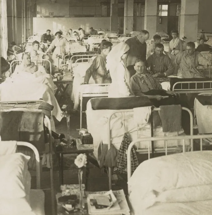 Framed Print : Wounded American soldiers in the New York City Convalescent Hospital No. 5. during World War 1. Nurses attend recovering men in a packed ward in 1917-1918 (BSLOC_2017_1_16)