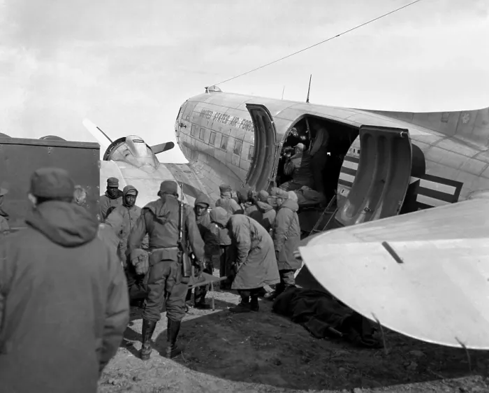 Framed Print : Wounded U.S. Marines, ROK troops, and British Royal Marines are evacuated from Chosin Reservoir Framed Print : Wounded U.S. Marines, ROK troops, and British Royal Marines are evacuated from Chosin Reservoir
