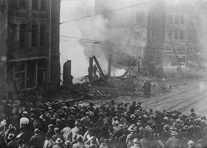 Framed Print : Wreck of Los Angeles Times building after militant labor unionists bombing that killed 21 people on October 1, 1910 Framed Print : Wreck of Los Angeles Times building after militant labor unionists bombing that killed 21 people on October 1, 1910