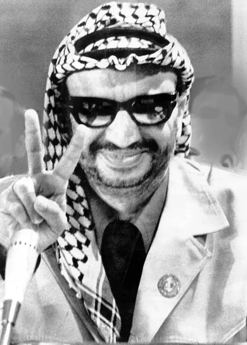 Framed Print : Yasser Arafat flashes victory sign at the final session of the Seventh Arab Summit Conference, Rabat, Morocco, 10-29-1974.. Courtesy: CSU Archives  /  Everett Collection