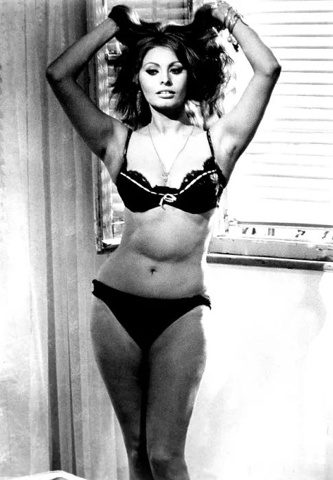 Framed Print : YESTERDAY, TODAY AND TOMORROW, (aka IERI, OGGI, DOMANI), Sophia Loren, 1963