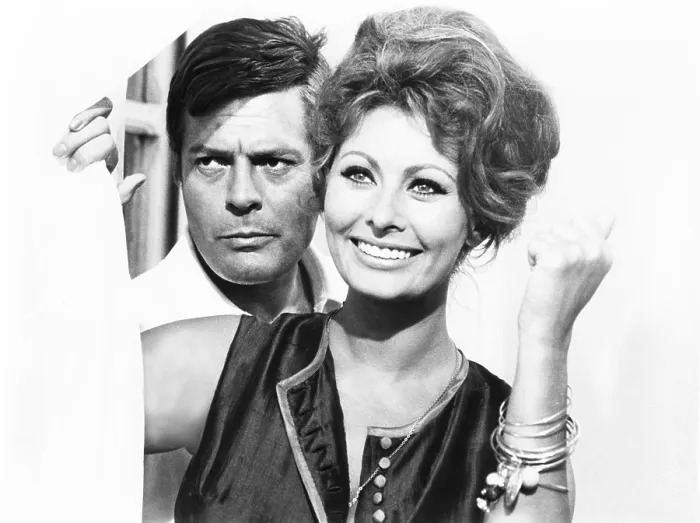 Framed Print : YESTERDAY, TODAY AND TOMORROW, (aka LERI, OGGI, DOMANI), from left: Marcello Mastroianni, Sophia Loren, 1963