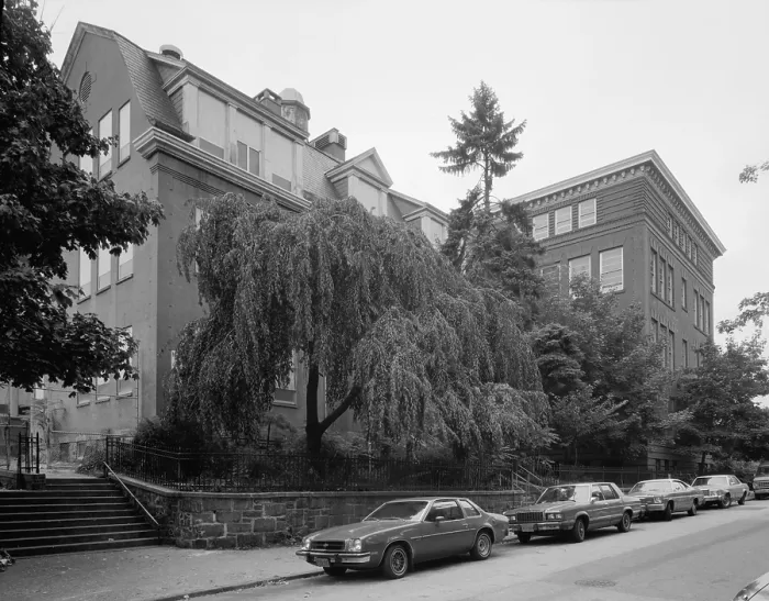 Framed Print : Yonkers, New York, ca. 1980. Public School No. 3, Hamilton Avenue between Ludlow and Morris Streets. Westchester County, NY. (BSLOC_2015_11_12)