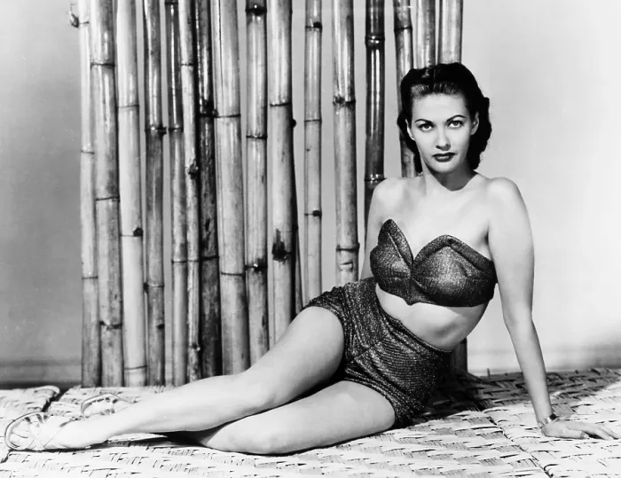 Framed Print : Yvonne De Carlo, ca. late 1940s Framed Print : Yvonne De Carlo, ca. late 1940s