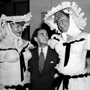 Burl Ives, Irving Berlin and Anthony Ross, 1942. Courtesy: CSU Archives/Everett Collection