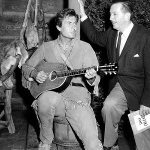 DAVY CROCKETT, KING OF THE WILD FRONTIER, (movie compiled from segments of TV's THE MAGICAL WORLD OF DISNEY), from left, Fess Parker, producer Walt Disney, on-set, 1955