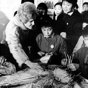 First Lady PAT NIXON with children learning basket weaving at the Shanghai Municipal Children's Palace, February 27, 1972. Courtesy: CSU Archives / Everett Collection