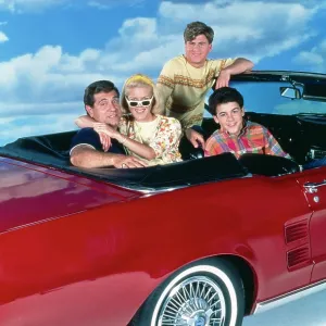 THE WONDER YEARS, from left: Dan Lauria, Alley Mills, Jason Hervey, Fred Savage, (1992), 1988-1993