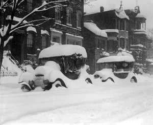 Images Dated 13th December 2007: 1920's model cars are covered with snow after January 1922 blizzard in Washington, D.C