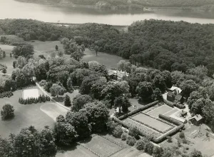 Lcgr1305 Prints: Aerial view of the Springwood estate of the Franklin D