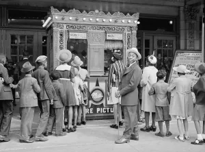 Images Dated 9th June 2008: African American young people in fashionable suites and dresses