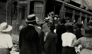 Lcgr1512 Prints: African Americans and Whites fleeing stock yard area during the Chicago race riot
