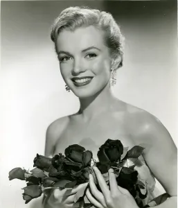 1409mam Prints: ALL ABOUT EVE, Marilyn Monroe, 1950. - Photo: Courtesy Everett Collection