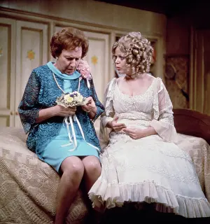 : ALL IN THE FAMILY, from left: Jean Stapleton