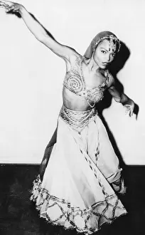American actress and singer Eartha Kitt, before having dinner with Prime Minister Jawaharlal Nehru, New Delhi, India, 1955.. Courtesy: CSU Archives / Everett Collection