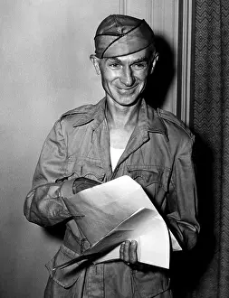 Ernie Prints: American journalist Ernie Pyle, 1940s. Courtesy: CSU Archives/Everett Collection