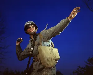 Images Dated 1st August 2007: American soldiers make good grenade throwers- an infantryman in training demonstrates grenade throwing