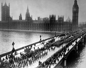 Images Dated 3rd December 2012: American troops starting a parade through London on Westminster Bridge