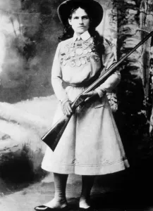Annie Prints: ANNIE OAKLEY. Courtesy: CSU Archives / Everett Collection