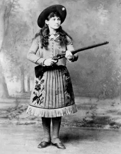Annie Prints: ANNIE OAKLEY. Courtesy: CSU Archives / Everett Collection