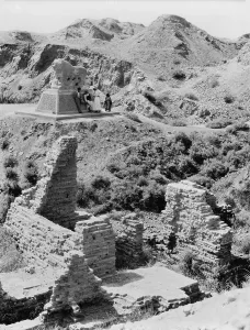 Images Dated 12th December 2007: Babylon, Basalt lion marking Daniel's den, Iraq, circa 1932