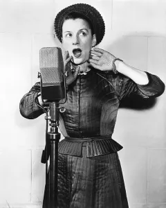Images Dated 22nd November 2013: Beatrice Lillie at the microphone, 1940s