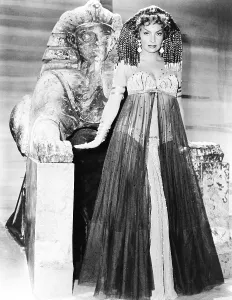 Images Dated 17th May 2013: BEAUTIFUL BUT DANGEROUS, (aka LA DONNA PIU BELLA DEL MONDO), Gina Lollobrigida, 1955